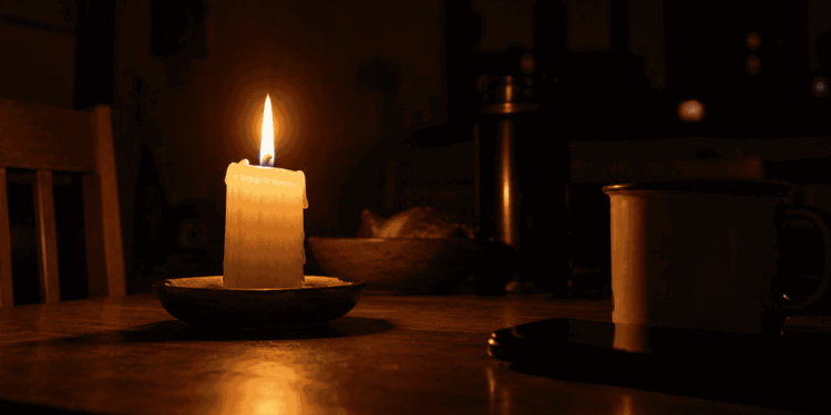 Una vela encendida en el contexto de un corte de luz.