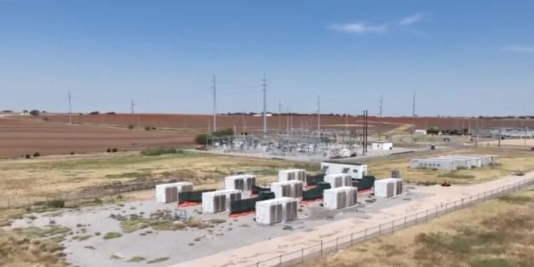 instalación industrial de infraestructura de energía y cómputo, ubicada en una vasta llanura árida bajo un cielo azul despejado y brillante.
