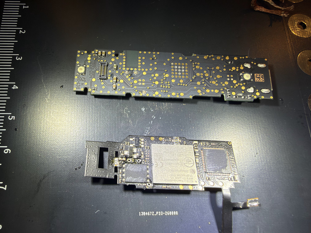 Dos placas de circuito impreso sobre una superficie negra con regla.