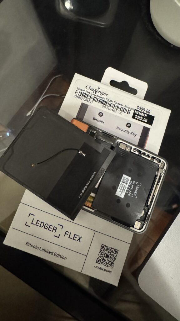 Dispositivo Ledger Flex adulterado, supuestamente comprado en una tienda oficial de Singapur.