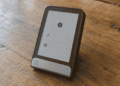 Un Ledger Flex sobre una mesa de madera.