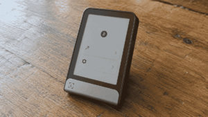 Un Ledger Flex sobre una mesa de madera.