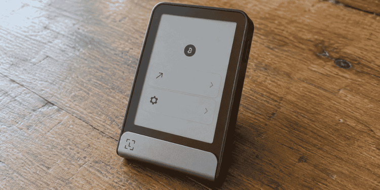 Un Ledger Flex sobre una mesa de madera.