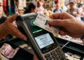 Primer plano macro de un pago digital con tarjeta mediante terminal punto de venta inalámbrica en un entorno comercial de México.
