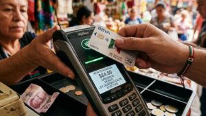 Primer plano macro de un pago digital con tarjeta mediante terminal punto de venta inalámbrica en un entorno comercial de México.
