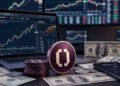 Moneda de OUSD en un escritorio con dólares en efectivo y gráficos de mercado en el fondo.