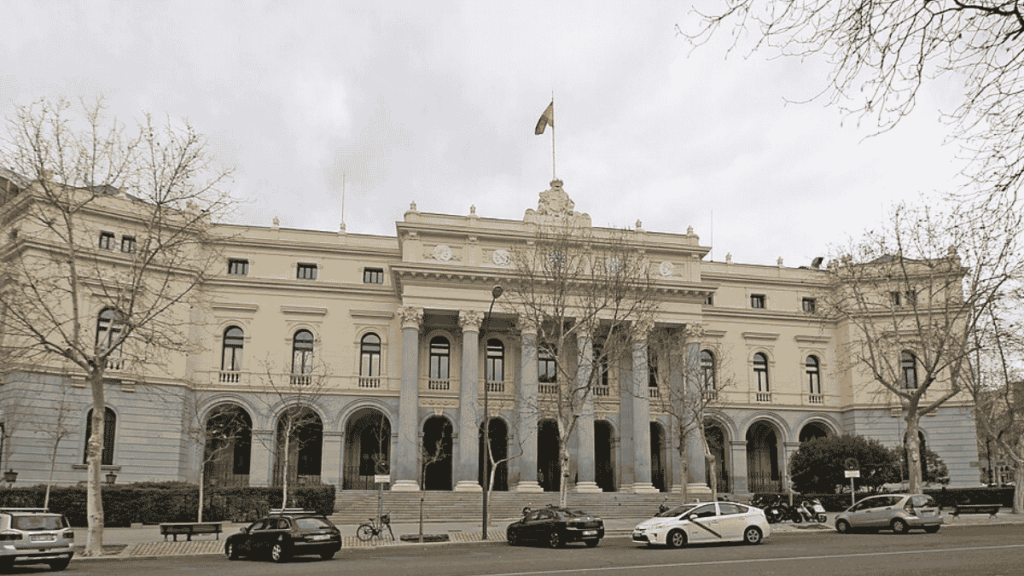 Fachada del Palacio de Bolsa de Madrid, España.