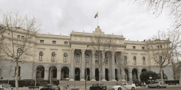 Fachada del Palacio de Bolsa de Madrid, España.