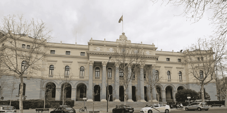 Fachada del Palacio de Bolsa de Madrid, España.