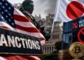 Cartel de "Sanctions" junto a las banderas de EE. UU. y Japón, un combatiente de Hamás, el texto "Russian Exchange" con un símbolo de prohibición y monedas de Bitcoin.