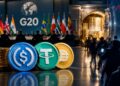 monedas de USDC, USDT frente a una cumbre del G20 y una bóveda bancaria.