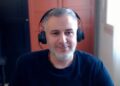 Tomasso Gagliardoni brindando una entrevista en un podcast.