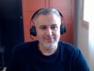 Tomasso Gagliardoni brindando una entrevista en un podcast.