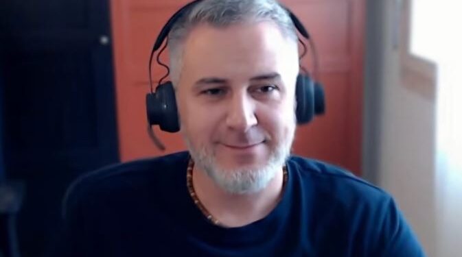 Tomasso Gagliardoni brindando una entrevista en un podcast.