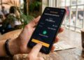 Persona confirmando un depósito de USDT en Binance mediante Pago Móvil desde un teléfono móvil.