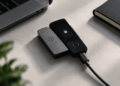 wallet de criptomoneda moderna sobre una mesa gris