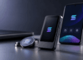 Telefonos y dispositivos sobre una mesa gris con el logo de Solana