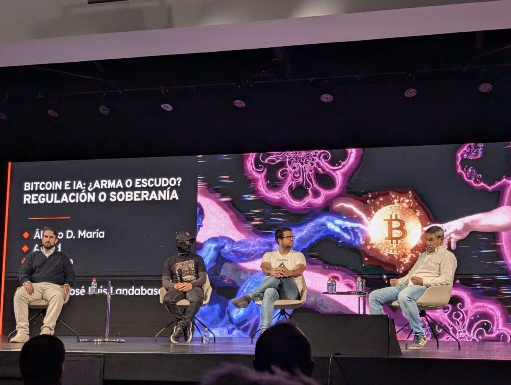 Los ponentes de Watch Out! Bitcoin discuten sobre las implicaciones de la inteligencia artificial. Fotografía por Iván Gómez.