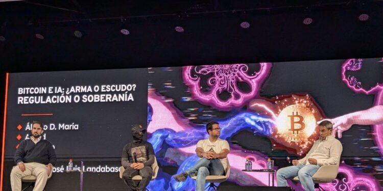Los ponentes de Watch Out! Bitcoin discuten sobre las implicaciones de la inteligencia artificial. Fotografía por Iván Gómez.